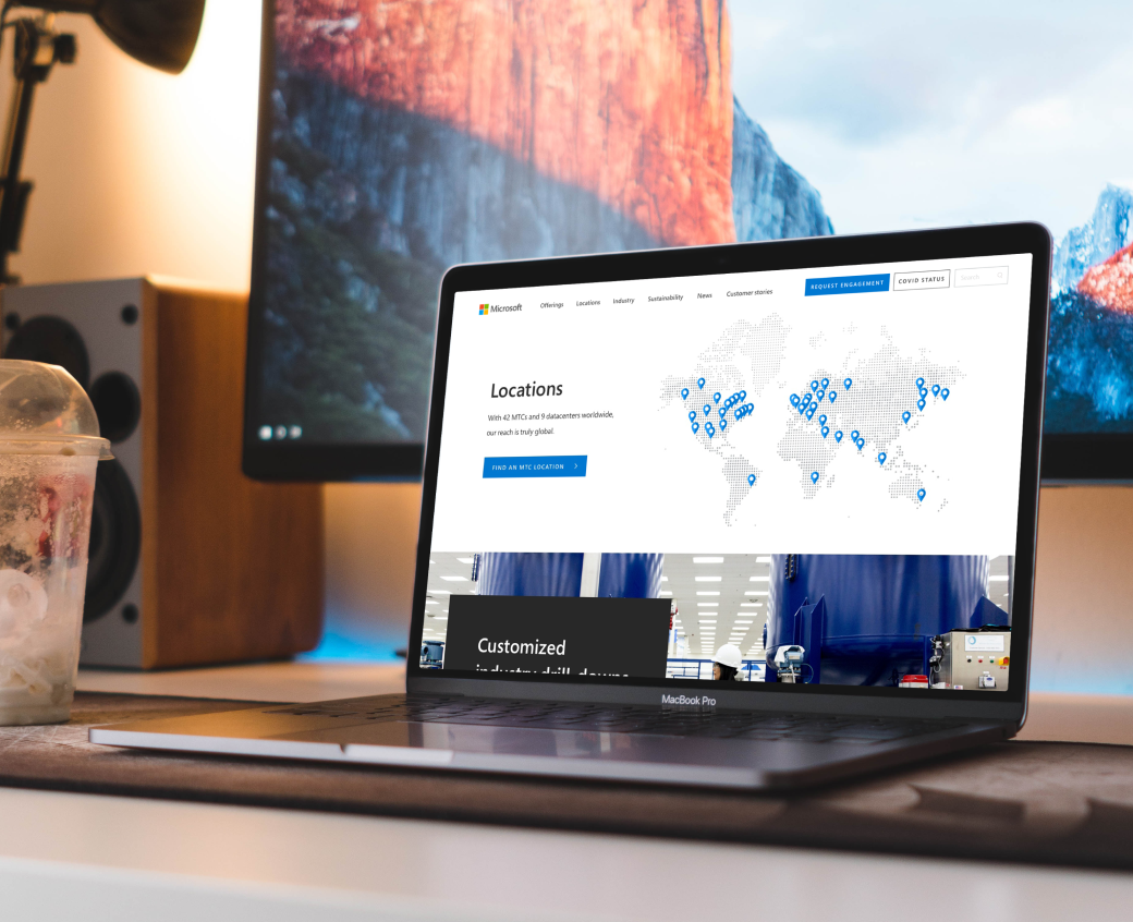 free-macbook-pro-on-table-mockup-1